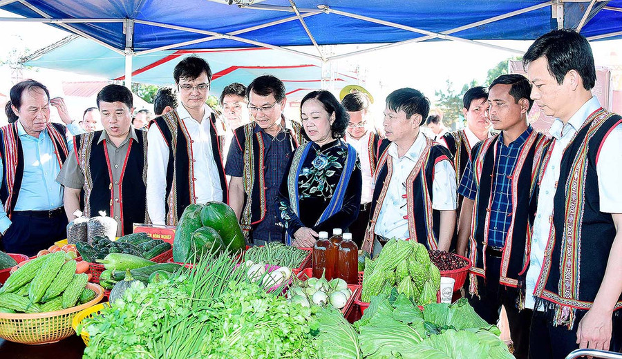 Đoàn công tác Trung ương tham quan gian hàng trưng bày sản phẩm nông nghiệp của người dân làng Wâu tại Ngày hội đại đoàn kết toàn dân tộc. Ảnh: Đức Thụy Đoàn công tác Trung ương tham quan gian hàng trưng bày sản phẩm nông nghiệp của người dân làng Wâu tại Ngày hội đại đoàn kết toàn dân tộc. Ảnh: Đức Thụy