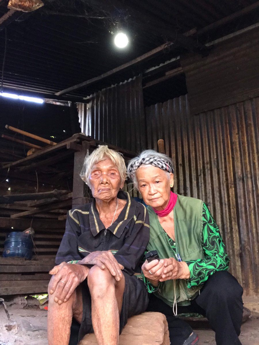 Họa sĩ Đặng Ái Việt chụp ảnh lưu niệm với Mẹ Việt Nam Anh hùng Ksor Suế. Ảnh: NVCC