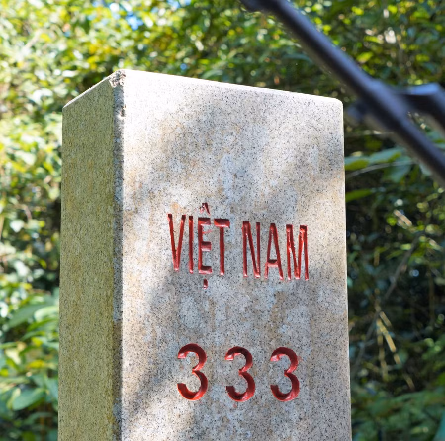 Mốc giới 333 là mốc đơn, loại nhỏ, làm bằng đá hoa cương, có độ cao 1.247,83 m, tọa độ địa lý 23°09’13,714” vĩ độ bắc - 104°56’23,348” kinh độ đông.