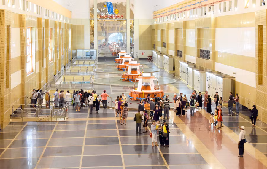 Du khách tham quan gian máy ngầm Thủy điện Ia Ly. Ảnh: Trần Ngọc Hiến