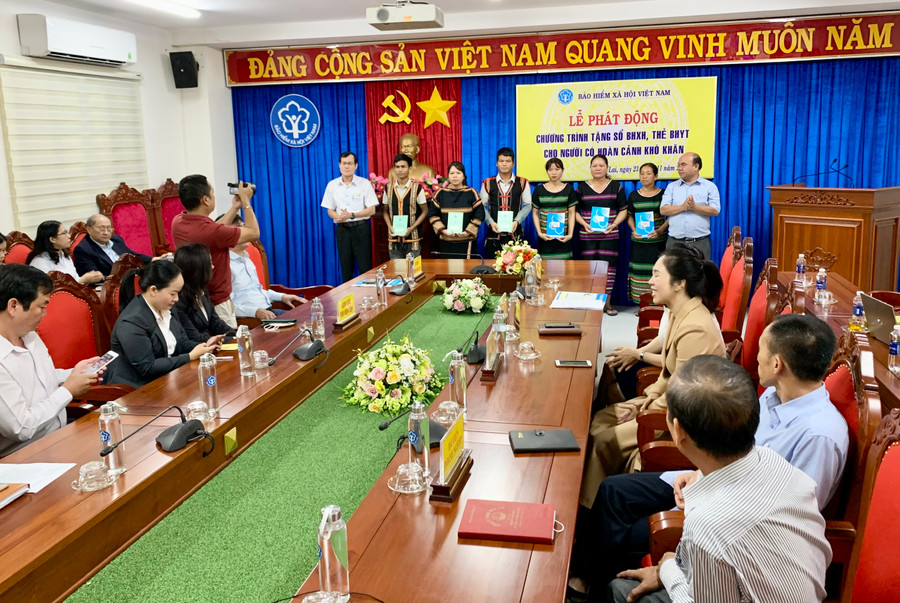 Dịp này, BHXH tỉnh đã trao tặng 10 sổ BHXH, 20 thẻ BHYT cho người có hoàn cảnh khó khăn trên địa bàn tỉnh. Ảnh: Như Nguyện Dịp này, BHXH tỉnh đã trao tặng 10 sổ BHXH, 20 thẻ BHYT cho người có hoàn cảnh khó khăn trên địa bàn tỉnh. Ảnh: Như Nguyện