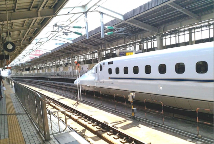Hệ thống đường sắt tốc độ cao của Nhật Bản Shinkansen cũng có tốc độ thiết kế giai đoạn đầu những năm 1960 với tốc độ trên 200km/giờ, các giai đoạn sau tốc độ thiết kế được nâng dần cùng với trình độ kỹ thuật và chuyên môn ngày càng gia tăng của người Nhật. Ảnh: An Linh