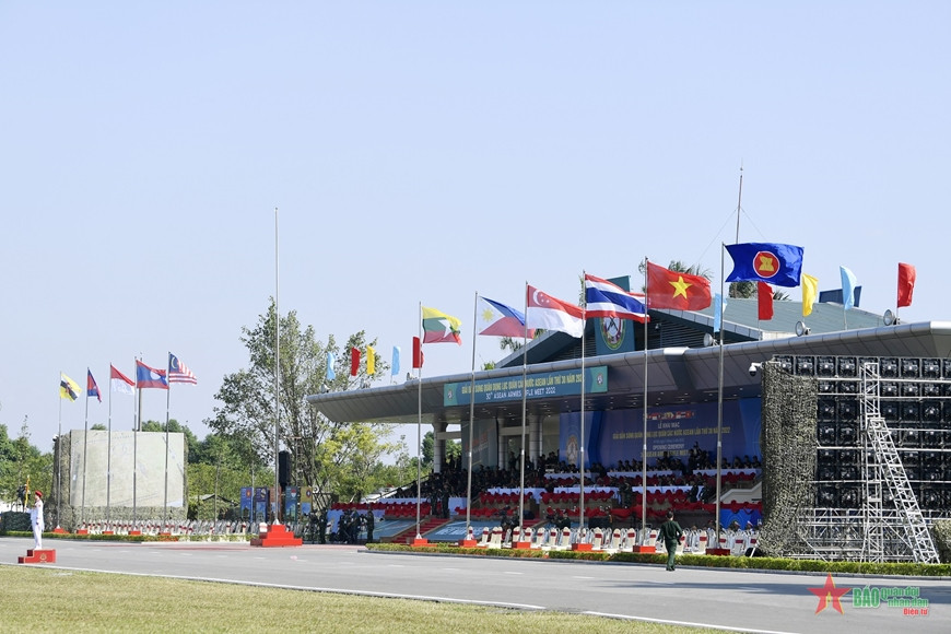 Lá cờ ASEAN và cờ các nước ASEAN tung bay tại buổi tổng duyệt Lễ khai mạc và bế mạc AARM-30. Ảnh: TUẤN HUY/Báo Quân đội Nhân Dân