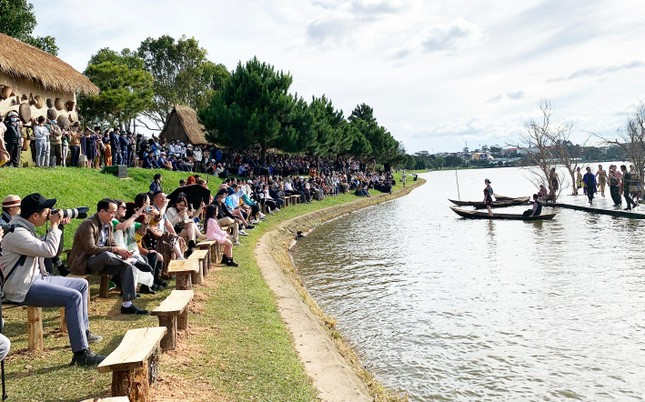 Nhiều người đến xem trình diễn thời trang Nhiều người đến xem trình diễn thời trang