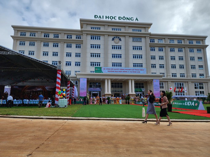 Phân hiệu Trường Đại học Đông Á tại Đắk Lắk được xây dựng trên diện tích 10 ha, với 115 phòng học lý thuyết, 27 phòng thực hành chuyên môn Phân hiệu Trường Đại học Đông Á tại Đắk Lắk được xây dựng trên diện tích 10 ha, với 115 phòng học lý thuyết, 27 phòng thực hành chuyên môn