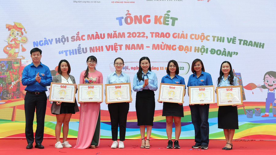 Các tập thể đạt thành tích xuất sắc trong công tác chỉ đạo tổ chức cuộc thi và có nhiều tác phẩm tham gia. Ảnh: Nhật Nam