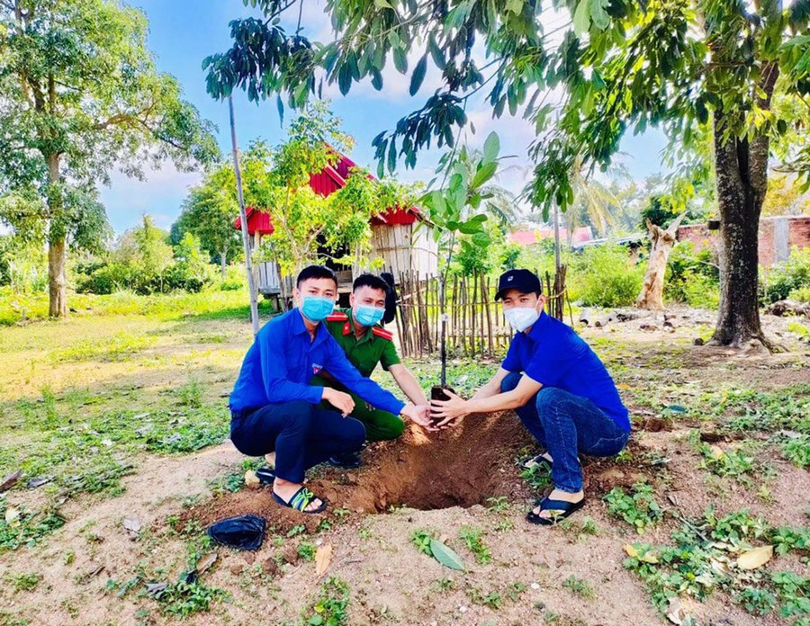  Không chỉ thực hiện tốt công tác chuyên môn, anh Nguyễn Chí Linh (bìa trái) còn tích cực tham gia hoạt động Đoàn. Ảnh: N.H