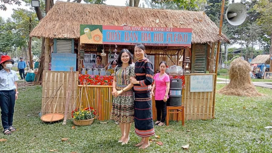 Du khách chụp ảnh lưu niệm trước quầy bán bia hơi được trang trí trong “Ngày hội di sản văn hóa” tổ chức tại khuôn viên Bảo tàng tỉnh. Ảnh: An Nguyễn