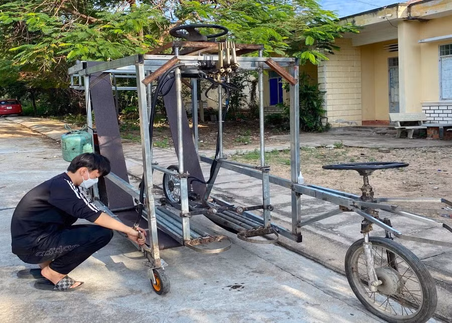 Máy thu hoạch thuốc lá giúp nông dân giảm thiểu sức lao động, tiết kiệm chi phí và tối ưu hóa quá trình sản xuất. Ảnh: Mộc Trà