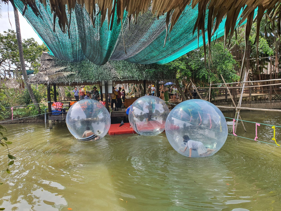 Trò chơi bập bềnh trong quả bóng thu hút nhiều du khách tham gia với cảm giác 