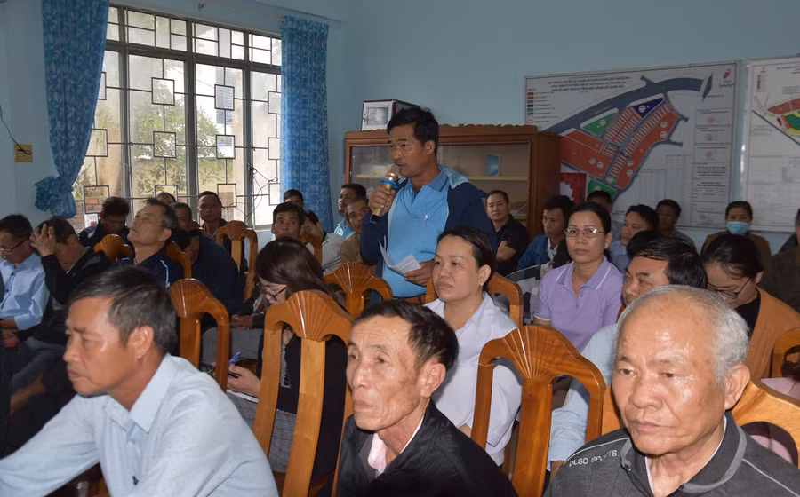 Cử tri tham gia ý kiến tại hội nghị. Ảnh: Hà Phương