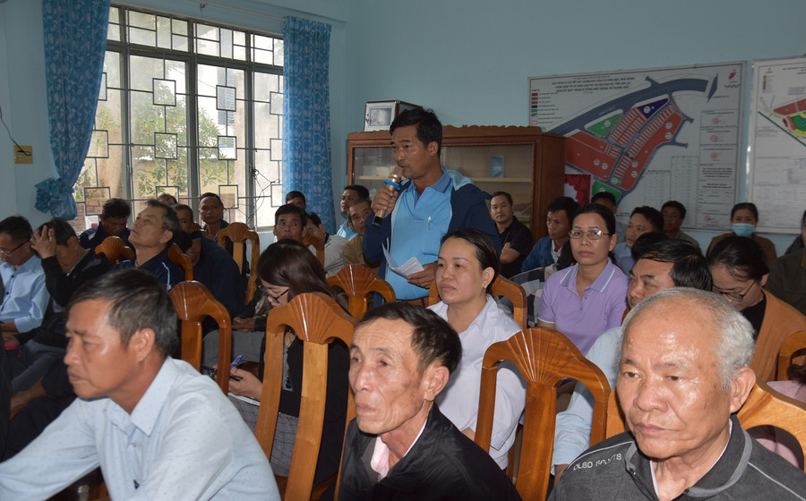 Cử tri tham gia ý kiến tại hội nghị. Ảnh: Hà Phương