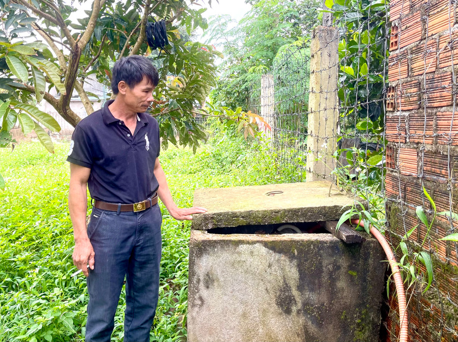 Ông Huỳnh Ngọc Phước (thôn Bình An) bức xúc vì công trình chỉ cấp nước trong thời gian ngắn thì dừng hoạt động, gây lãng phí tiền của Nhà nước. Ảnh: Minh Triều