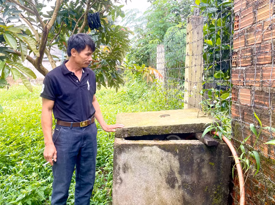 Ông Huỳnh Ngọc Phước (thôn Bình An) bức xúc vì công trình chỉ cấp nước trong thời gian ngắn thì dừng hoạt động, gây lãng phí tiền của Nhà nước. Ảnh: Minh Triều