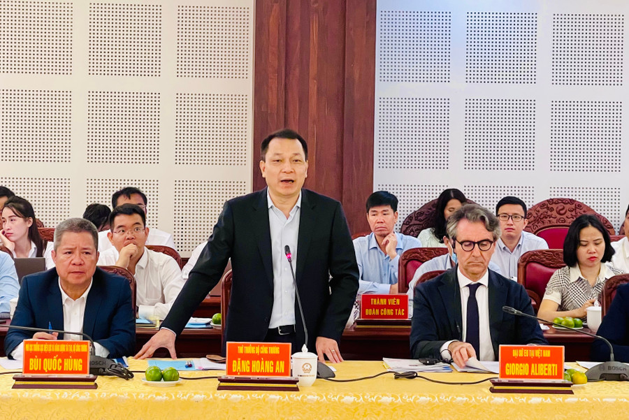 Thứ trưởng Bộ Công thương Đặng Hoàng An phát biểu tại buổi làm việc. Ảnh: Vũ Thảo