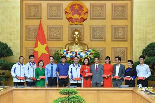 Phó Thủ tướng Vũ Đức Đam tặng quà cho các thầy cô trong buổi gặp mặt. (Ảnh: Minh Đức/TTXVN) Phó Thủ tướng Vũ Đức Đam tặng quà cho các thầy cô trong buổi gặp mặt. (Ảnh: Minh Đức/TTXVN)