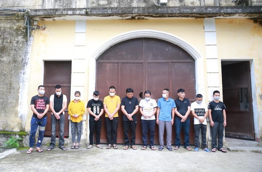 Nhóm bị can trong đường dây đánh bạc dưới hình thức cá độ bóng đá bị bắt giữ. Ảnh: Tân Kỳ Nhóm bị can trong đường dây đánh bạc dưới hình thức cá độ bóng đá bị bắt giữ. Ảnh: Tân Kỳ