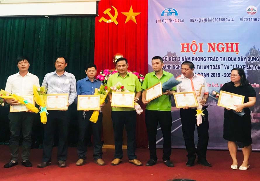 Sở Giao thông-Vận tải tặng giấy khen cho các cá nhân có thành tích xuất sắc trong phong trào thi đua xây dựng “Doanh nghiệp vận tải an toàn” và “Lái xe an toàn”. Ảnh: Lê Anh Sở Giao thông-Vận tải tặng giấy khen cho các cá nhân có thành tích xuất sắc trong phong trào thi đua xây dựng “Doanh nghiệp vận tải an toàn” và “Lái xe an toàn”. Ảnh: Lê Anh