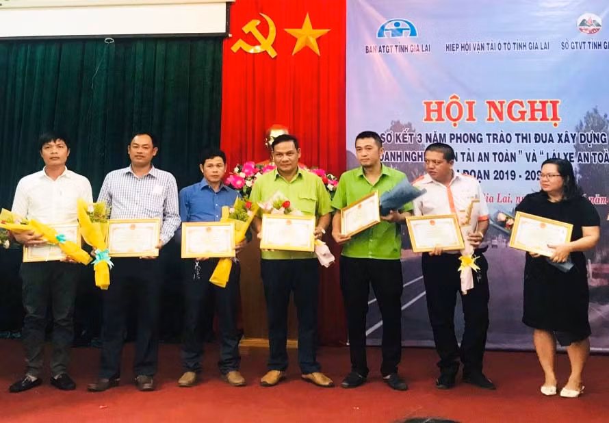 Sở Giao thông-Vận tải tặng giấy khen cho các cá nhân có thành tích xuất sắc trong phong trào thi đua xây dựng “Doanh nghiệp vận tải an toàn” và “Lái xe an toàn”. Ảnh: Lê Anh
