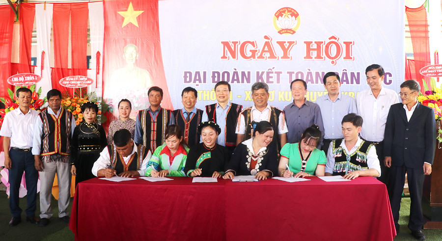 Các đại biểu chứng kiến lễ đăng ký thi đua giữa Ban Công tác Mặt trận thôn 1 và đại diện hộ dân. Ảnh: Ngọc Minh
