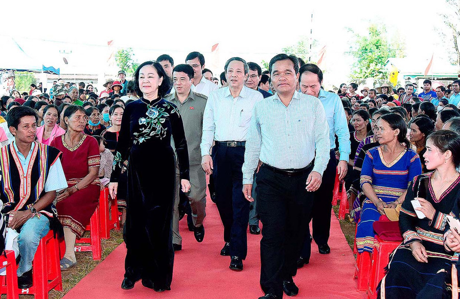 Trưởng ban Tổ chức Trung ương Trương Thị Mai cùng đoàn công tác đến dự Ngày hội đại đoàn kết toàn dân tộc tại làng Wâu, xã Chư Á, TP. Pleiku. Ảnh: Đức Thụy  Ảnh: Đức Thụy
