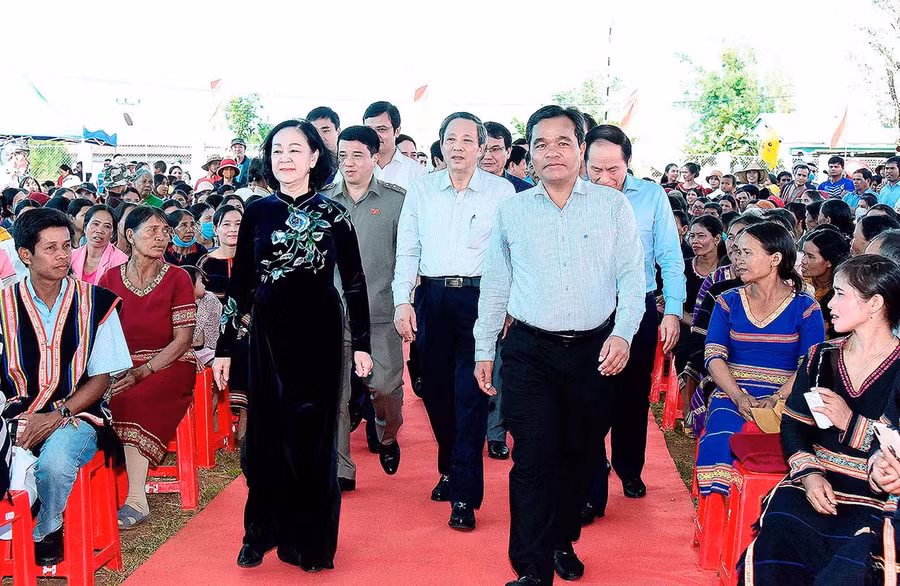 Trưởng ban Tổ chức Trung ương Trương Thị Mai cùng đoàn công tác đến dự Ngày hội đại đoàn kết toàn dân tộc tại làng Wâu, xã Chư Á, TP. Pleiku. Ảnh: Đức Thụy Ảnh: Đức Thụy