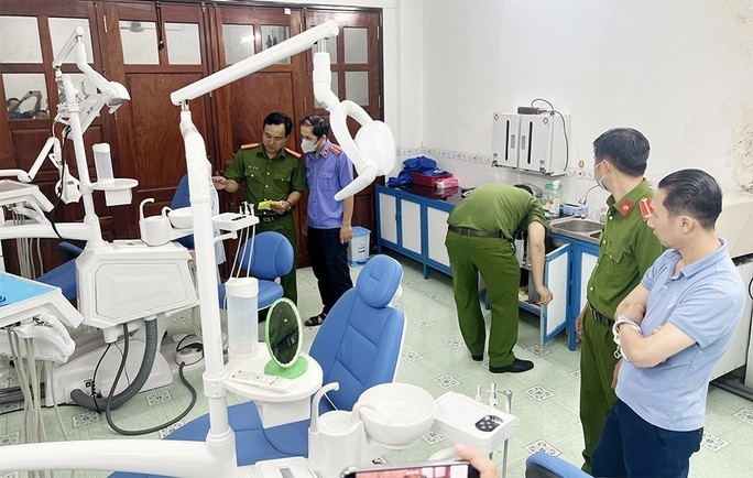 Lực lượng chức năng khám xét nơi làm việc của Tú. Ảnh CAAG. Lực lượng chức năng khám xét nơi làm việc của Tú. Ảnh CAAG.