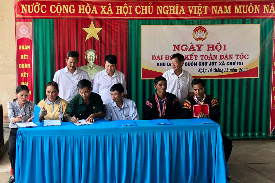 Đại diện các gia đình ký kết chương trình phối hợp thực hiện cuộc vận động “Toàn dân đoàn kết xây dựng đời sống văn hoá ở khu dân cư”. Ảnh Lê Nam