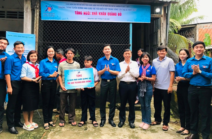  Anh Nguyễn Minh Triết, Bí thư T.Ư Đoàn, Chủ tịch Hội Sinh viên Việt Nam (thứ 6 từ phải sang) cùng lãnh đạo Tỉnh đoàn và TP.Sa Đéc trao tặng căn nhà Khăn Quàng Đỏ cho 1 học sinh có hoàn cảnh khó khăn ở TP.Sa Đéc. Ảnh: CTV