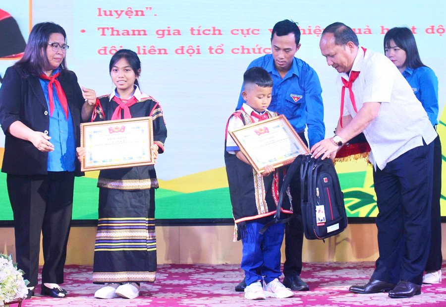  Phó Bí thư Tỉnh ủy Rah Lan Chung (bìa phải) và Bí thư Tỉnh Đoàn Hà Thị Giang Thảo (bìa trái) tặng bằng khen của Ban Chấp hành Tỉnh Đoàn cho các thiếu nhi tiêu biểu. Ảnh: P.L