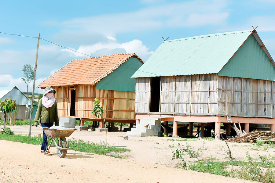 Nguồn vốn tín dụng chính sách giúp các hộ DTTS có điều kiện sửa chữa, xây mới nhà ở. Ảnh: Đức Thụy