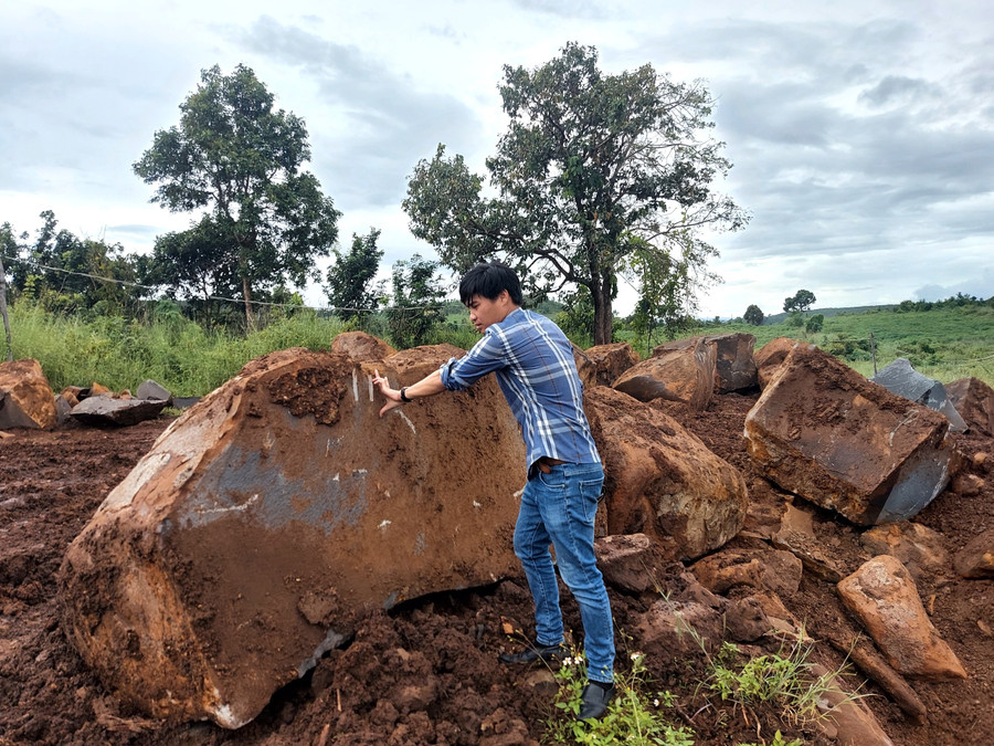 Mặt đất bị xới tung để khai thác khoảng sản trái phép