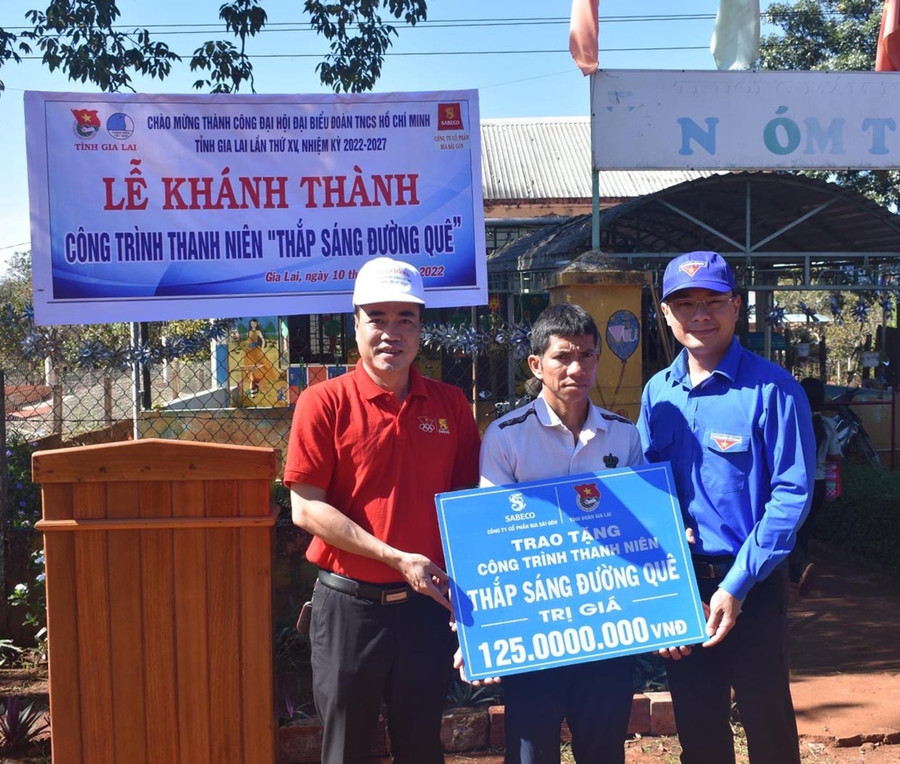 Anh Đỗ Đức Thanh (bìa phải)-Phó Bí thư Tỉnh Đoàn, Phó Chủ tịch Hội LHTN Việt Nam tỉnh trao tặng công trình thanh niên “Thắp sáng đường quê” cho đại diện làng Tung Chúc (xã Ia Khai, huyện Ia Grai). Ảnh: Phan Lài Anh Đỗ Đức Thanh (bìa phải)-Phó Bí thư Tỉnh Đoàn, Phó Chủ tịch Hội LHTN Việt Nam tỉnh trao tặng công trình thanh niên “Thắp sáng đường quê” cho đại diện làng Tung Chúc (xã Ia Khai, huyện Ia Grai). Ảnh: Phan Lài