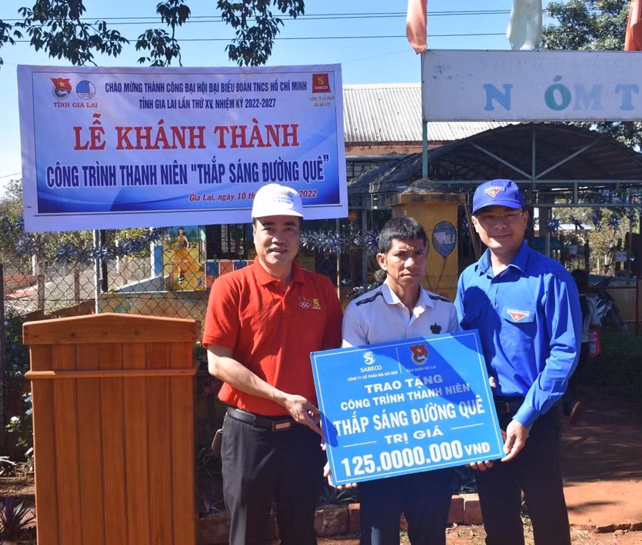 Anh Đỗ Đức Thanh (bìa phải)-Phó Bí thư Tỉnh Đoàn, Phó Chủ tịch Hội LHTN Việt Nam tỉnh trao tặng công trình thanh niên “Thắp sáng đường quê” cho đại diện làng Tung Chúc (xã Ia Khai, huyện Ia Grai). Ảnh: Phan Lài