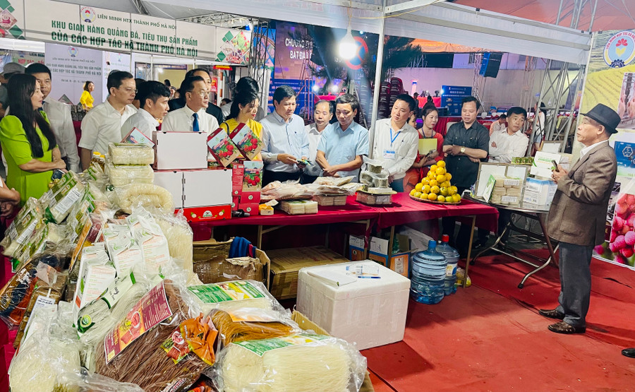 Hội chợ có quy mô 285 gian hàng của hơn 200 HTX thuộc 26 Liên minh HTX tỉnh, thành phố; hơn 100 doanh nghiệp liên kết chuỗi giá trị với HTX. Ảnh: Vũ Thảo Hội chợ cóvới quy mô 285 gian hàng của hơn 200 hợp tác xã (HTX) thuộc 26 Liên minh HTX tỉnh, thành phố; hơn 100 doanh nghiệp liên kết chuỗi giá trị với HTX