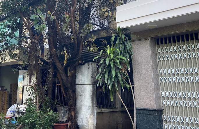 Lối thoát hiểm bị tắt nghẽn khi ngôi nhà bị cháy.