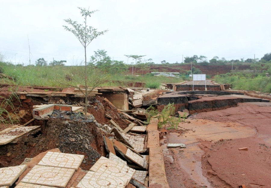 Cơ quan chức năng tỉnh Đắk Nông đã khởi tố cán bộ thẩm định dự án gần 1.000 tỉ đồng ở Đắk Nông liên tục bị sụt lún. Ảnh: Bảo Lâm Cơ quan chức năng tỉnh Đắk Nông đã khởi tố cán bộ thẩm định dự án gần 1.000 tỉ đồng ở Đắk Nông liên tục bị sụt lún. Ảnh: Bảo Lâm