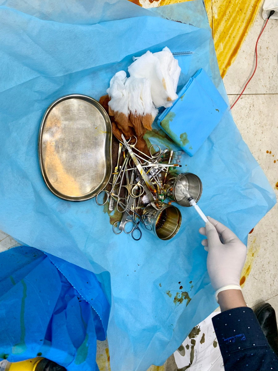 Cơ sở trang bị đầy đủ các dụng cụ thực hiện phẫu thuật thẩm mỹ. Ảnh: Như Nguyện