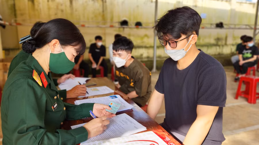 Nắm sơ yếu lý lịch của thanh niên. Ảnh: Bá Bính