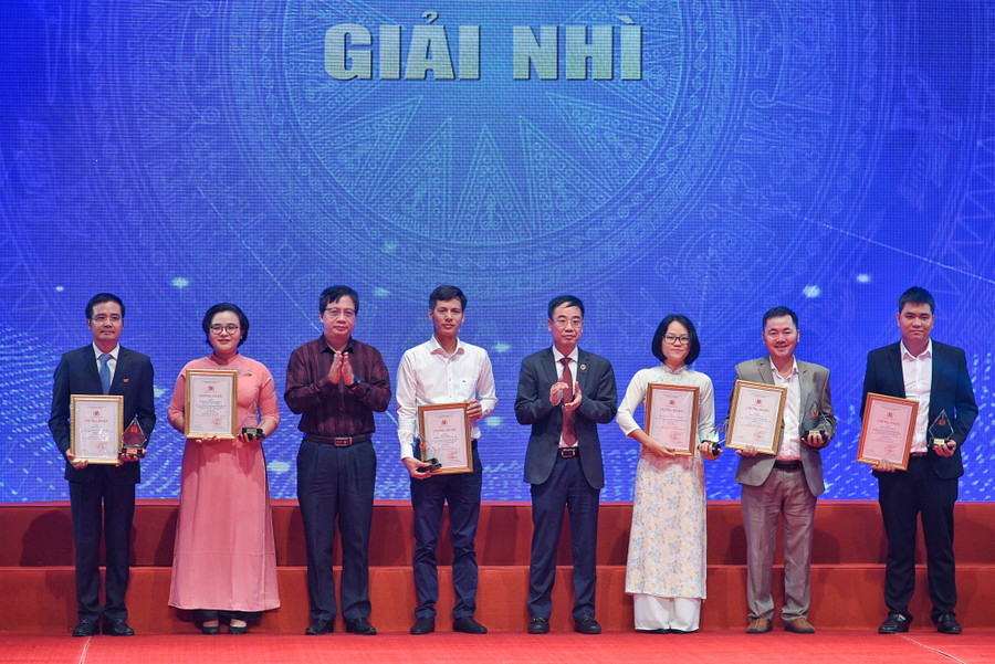 Báo Gia Lai đạt giải nhì Giải Báo chí toàn quốc "Vì sự nghiệp Giáo dục Việt Nam" ảnh 1 Nhà báo Phương Duyên (thứ 3 từ phải sang) thay mặt nhóm tác giả lên nhận giải nhì của cuộc thi. Ảnh: Báo GDTĐ