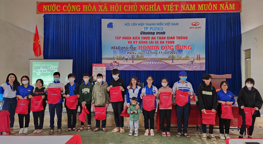 Ban tổ chức tặng quà các học sinh tham gia chương trình tập huấn kiến thức an toàn giao thông và kỹ năng lái xe an toàn. Ảnh: Minh Nhật Ban tổ chức tặng quà cho các học sinh tham gia lớp tập huấn kiến thức an toàn giao thông và kỹ năng lái xe an toàn. Ảnh: Minh Nhật