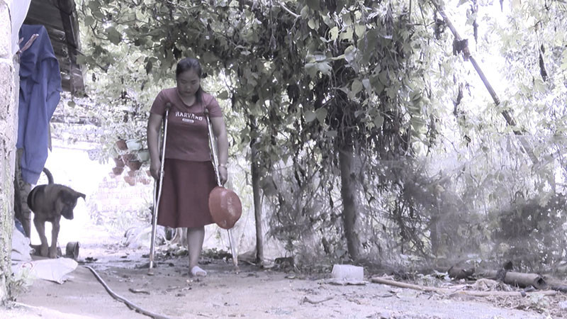 Cô giáo Vì Thị Nhân mất chiếc chân phải sau một vụ tai nạn.