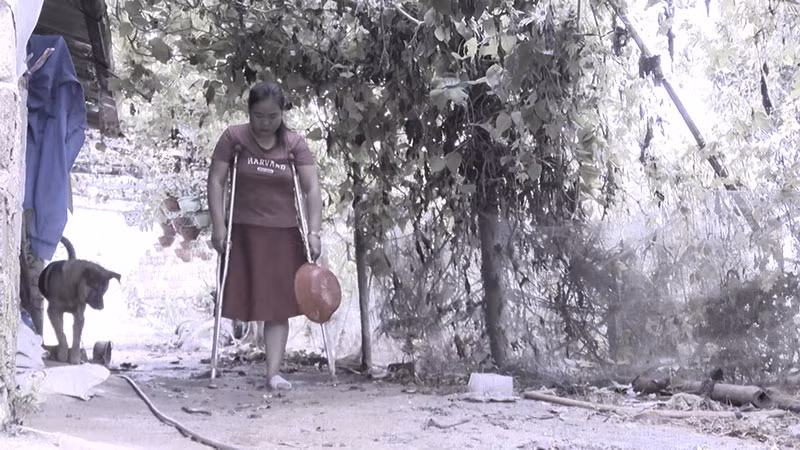 Cô giáo Vì Thị Nhân mất chiếc chân phải sau một vụ tai nạn.