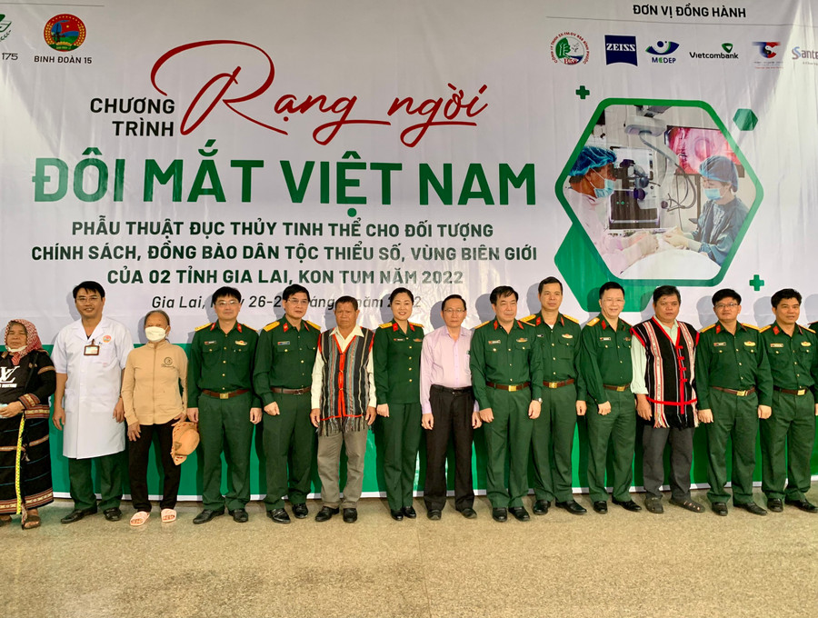 Chương trình “Rạng ngời đôi mắt Việt Nam” Binh đoàn 15 phối hợp với Bệnh viện Quân y 175 thực hiện. Ảnh: Như Nguyện