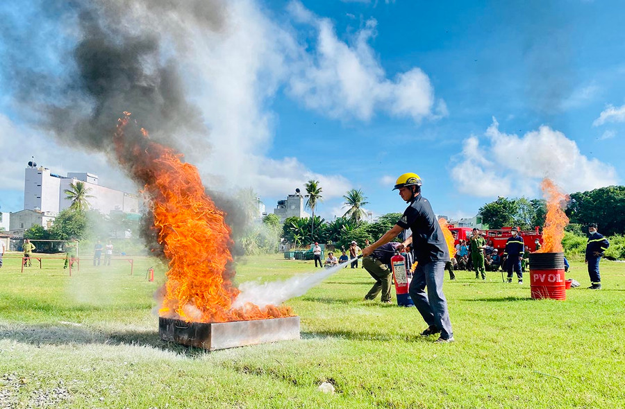  Đội phòng cháy chữa cháy dân phòng thực hành chữa cháy. Ảnh: Nguyễn Sang