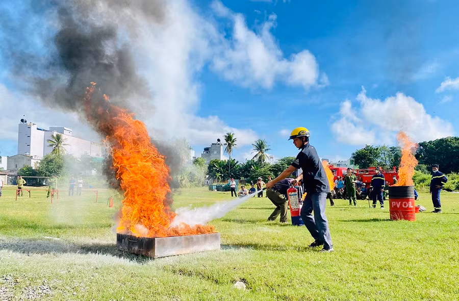  Đội phòng cháy chữa cháy dân phòng thực hành chữa cháy. Ảnh: Nguyễn Sang