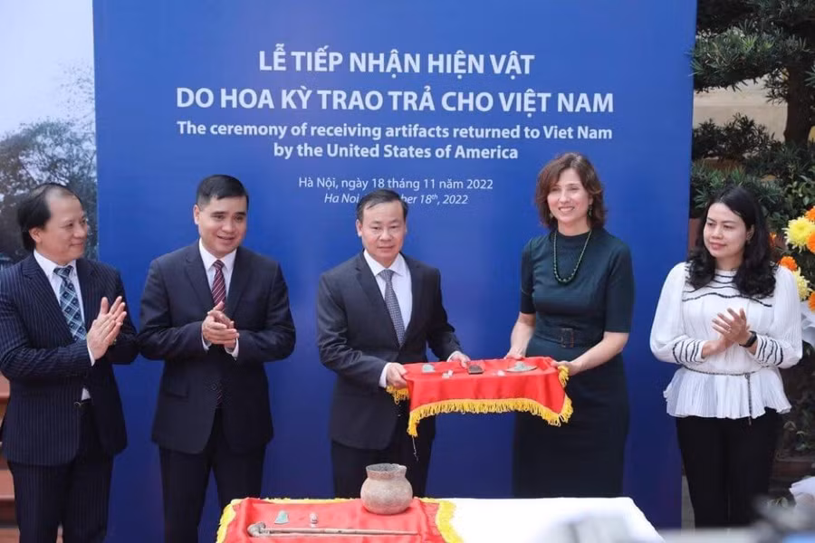 TS. Nguyễn Văn Đoàn, Giám đốc Bảo tàng Lịch sử Quốc gia tiếp nhận các hiện vật từ bà Pam DeVolder - Tham tán Văn hóa - Thông tin của Đại sứ quán Hoa Kỳ tại Việt Nam. Ảnh: Minh Quyết