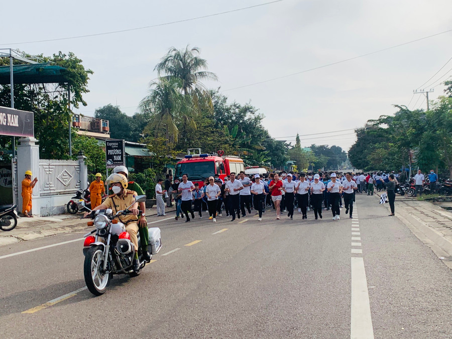 Hơn 500 em học sinh và các đại biểu tham gia chạy hưởng ứng ngày chạy Olympic vì sức khỏe toàn dân. Ảnh: Vũ Chi Hơn 500 em học sinh và các đại biểu tham gia chạy hưởng ứng ngày chạy Olympic vì sức khỏe toàn dân Ảnh Vũ Chi