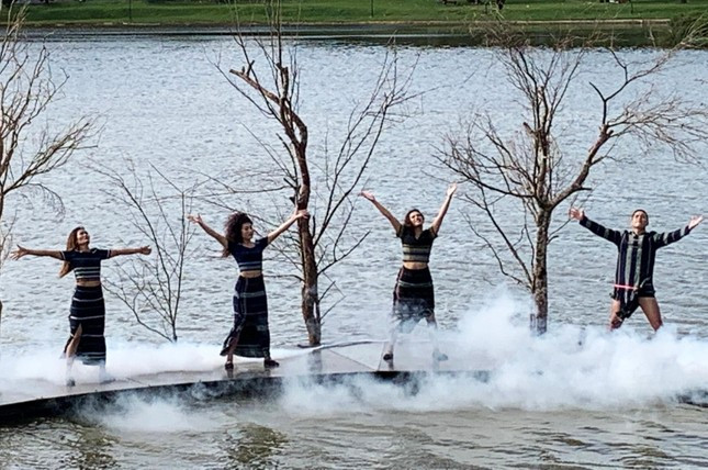 Các chàng trai và sơn nữ K'Ho tham gia buổi trình diễn thời trang Các chàng trai và sơn nữ K'Ho tham gia buổi trình diễn thời trang