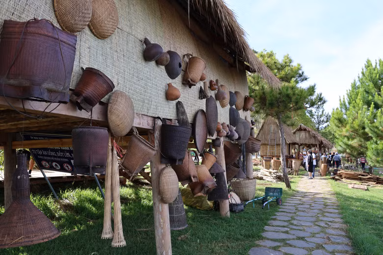 Dụng cụ gắn liền với đời sống sinh hoạt của các dân tộc bản địa gốc Tây Nguyên